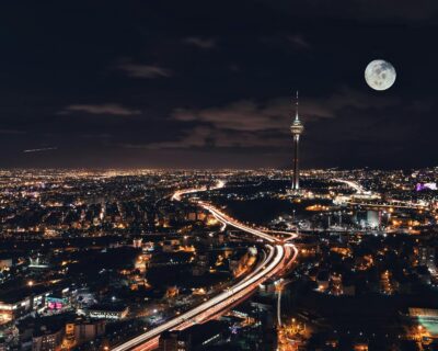 Foto de Kamran Gholami: https://www.pexels.com/es-es/foto/ciudad-con-edificios-de-gran-altura-durante-la-noche-3799176/