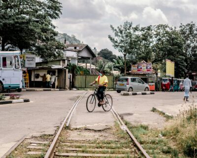 Foto de Gihan Bandara: https://www.pexels.com/es-es/foto/persona-calle-pueblo-ferrocarril-10365973/