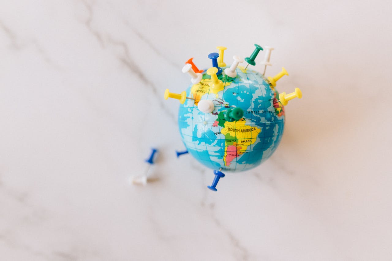 Foto de Nataliya Vaitkevich: https://www.pexels.com/es-es/foto/esfera-mundo-globo-terraqueo-concepto-7236026/