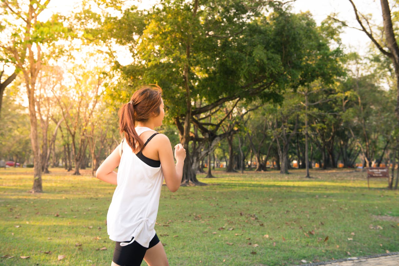 Foto de Tirachard Kumtanom: https://www.pexels.com/es-es/foto/mujer-a-punto-de-correr-durante-la-hora-dorada-347134/