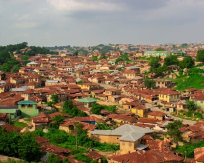 Foto de McBarthâ„¢ Obeya: https://www.pexels.com/es-es/foto/vista-superior-de-casas-y-techos-de-edificios-3172830/