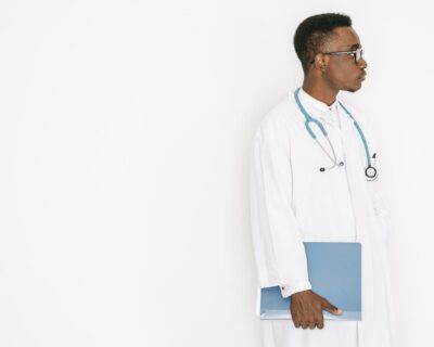 Foto de Ivan Samkov: https://www.pexels.com/es-es/foto/profesional-doctor-estetoscopio-carpeta-4989144/