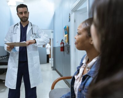 Foto de RDNE Stock project: https://www.pexels.com/es-es/foto/hombre-en-traje-medico-blanco-de-pie-junto-a-la-chica-en-chaqueta-de-mezclilla-azul-6129115/